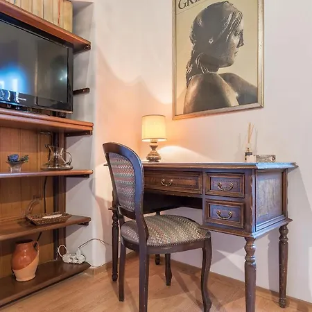 Guesthost - Montecitorio & Pantheon Stylish Flat-3
